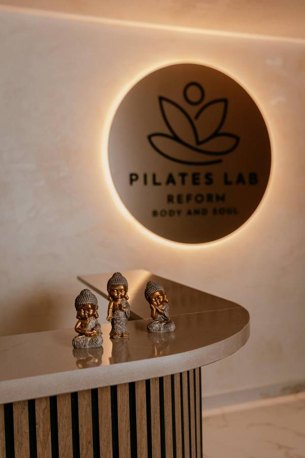 Светещото лого на Pilates Lab Varna – реформър студио във Варна